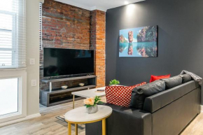 Sleeps 6 - Boutique 2BR Apartment on James St N